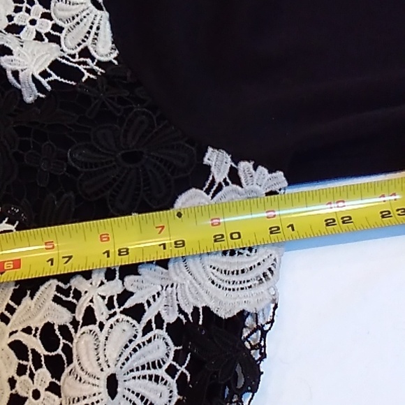 Karl Lagerfeld Black White Floral Crochet Lace Front Cropped Cardigan Sweater - Picture 6 of 13